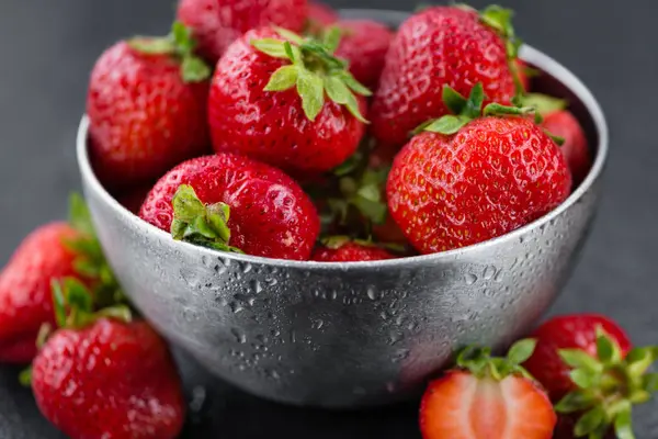 Portion de fraises sur une plaque d'ardoise — Photo