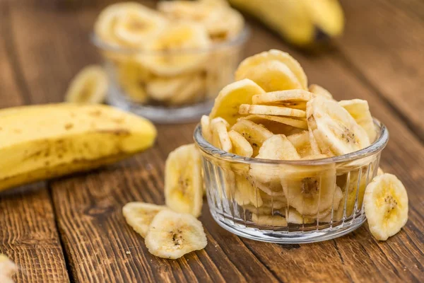 Сушеные банановые чипсы — стоковое фото