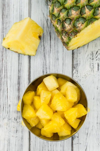 Tavolo in legno con ananas affettato, attenzione selettiva — Foto Stock