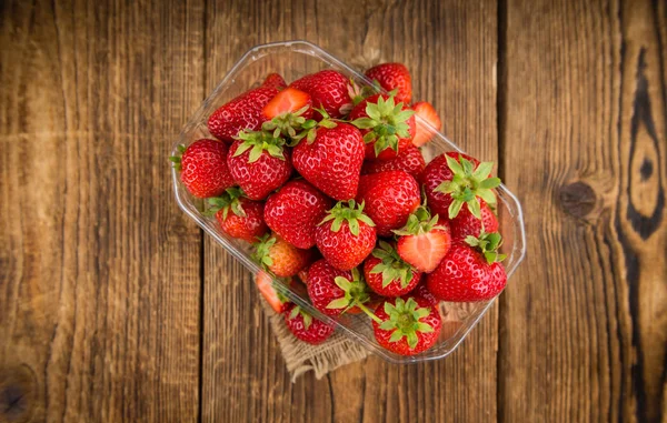 Gedeelte van aardbeien op houten achtergrond, selectieve aandacht — Stockfoto