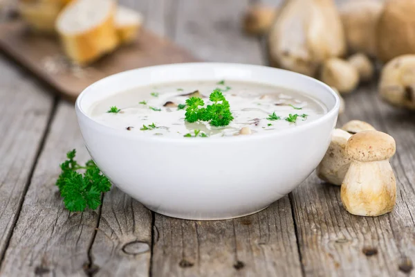Свежий суп из Порчини на деревенском фоне — стоковое фото