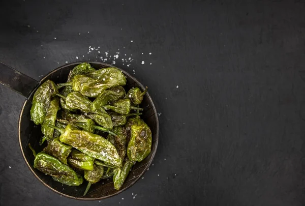 Porción de Pimientos de Padron en una losa de pizarra — Foto de Stock