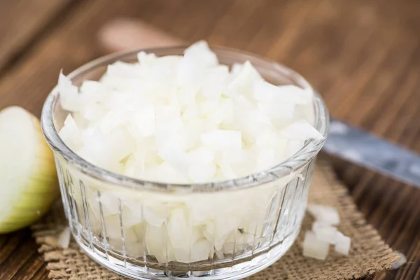 Frisch zubereitete gehackte weiße Zwiebeln auf rustikalem Hintergrund — Stockfoto