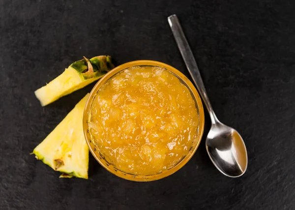 Rustik skifer plade med ananas marmelade, selektiv fokus - Stock-foto