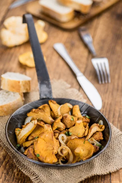 Fried Chanterelles on wooden background; selective focus — Stock Photo, Image