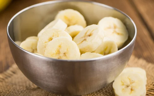 Порция свежих нарезанных бананов — стоковое фото