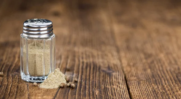 Witte peper op een oud houten tafel — Stockfoto