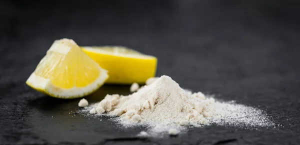 Polvo de limón fresco en una losa de pizarra — Foto de Stock