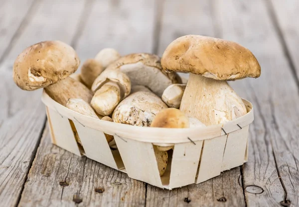 Raw porcini mushrooms — Stock Photo, Image