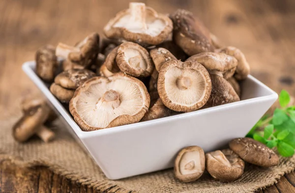 Сырые грибы шиитаке — стоковое фото
