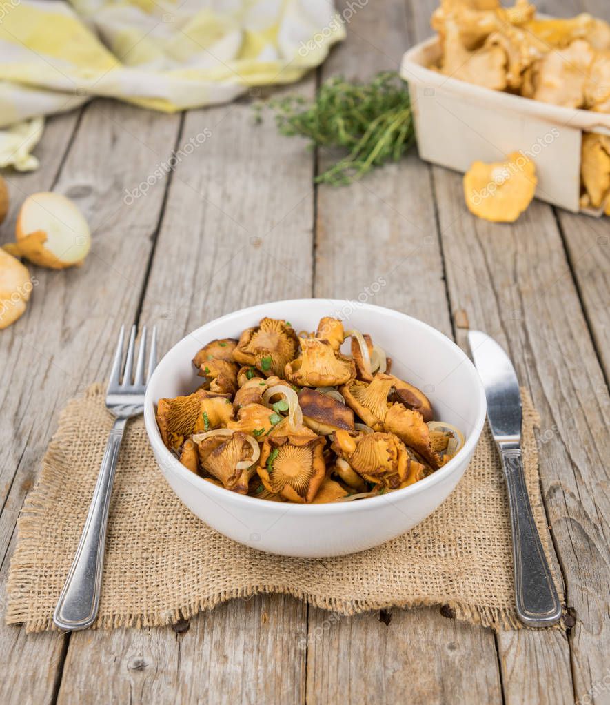 Fried Chanterelles in bowl — Stock Photo © HandmadePicture 170676270