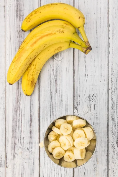 Plátanos en rodajas en cuenco de metal —  Fotos de Stock