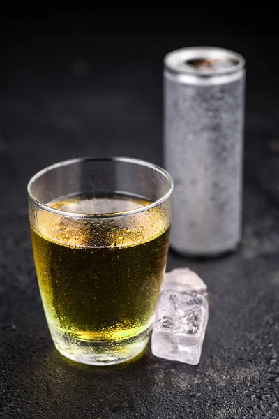 Lata e vidro de bebida energética — Fotografia de Stock