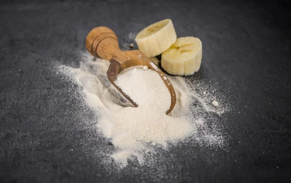Polvo de plátano en cuchara de madera — Foto de Stock
