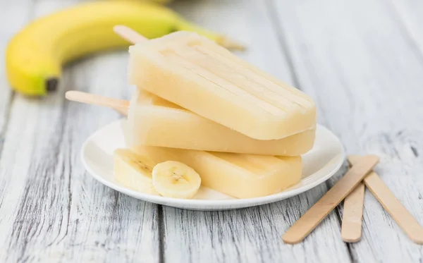 Popsicles Banana na drewnianym stole — Zdjęcie stockowe
