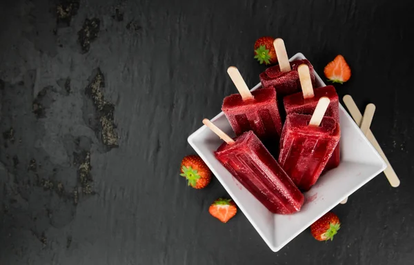 Łupek płyty z domu Popsicles truskawka — Zdjęcie stockowe