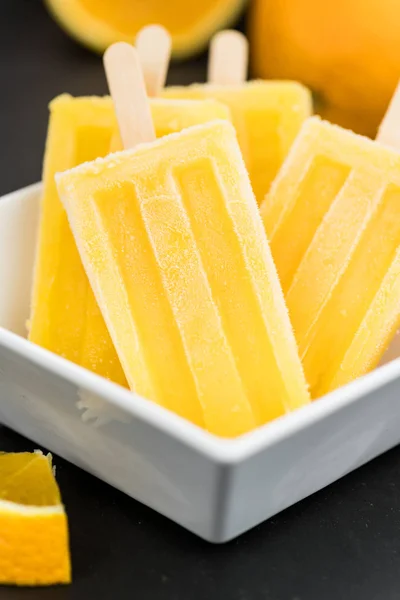 Selektywny fokus pomarańczowym Popsicles — Zdjęcie stockowe