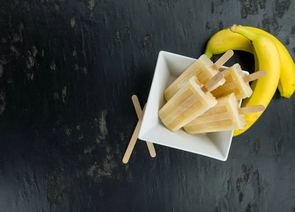 Popsicles Banana na tle archiwalne — Zdjęcie stockowe