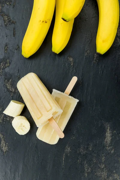 Banana Popsicles em fundo vintage — Fotografia de Stock