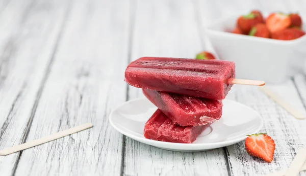 Stary, drewniany stół z domu Popsicles truskawka — Zdjęcie stockowe