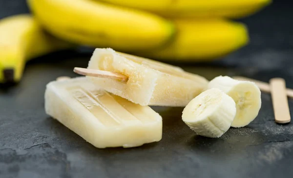 Banan isglass på en skiffer platta — Stockfoto