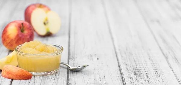 Порция свежего яблочного пюре — стоковое фото