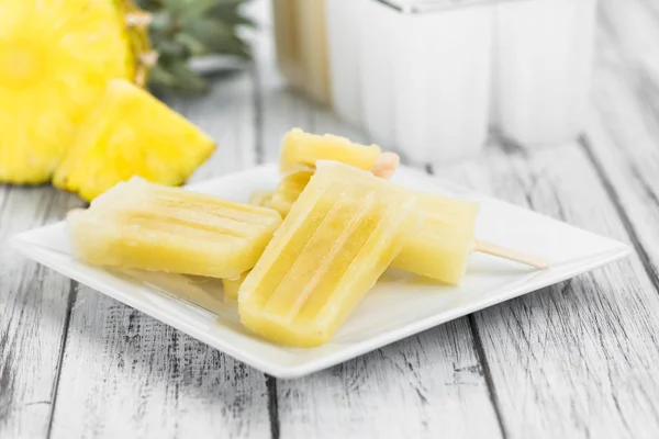 Kilka ananasów Popsicles — Zdjęcie stockowe