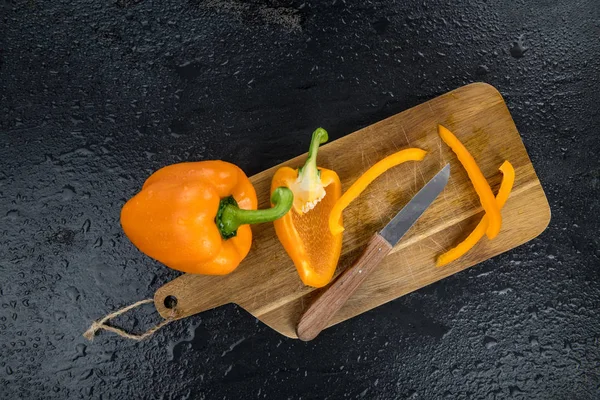 Orangenpaprika schneiden — Stockfoto