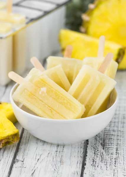 Ananas-Eis am Stiel — Stockfoto