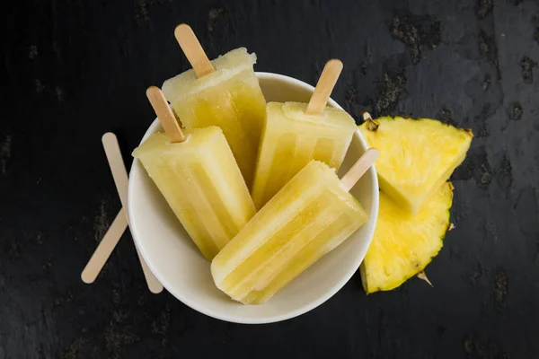 Ananas-Eis am Stiel — Stockfoto