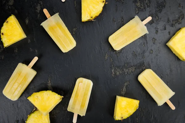 Ananas-Eis am Stiel — Stockfoto