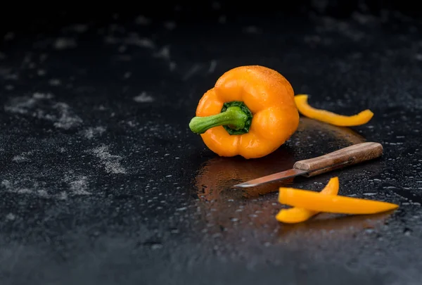 Orangenpaprika schneiden — Stockfoto