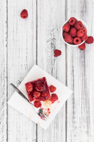 Vers gemaakt gedeelte van Raspberry Cake — Stockfoto