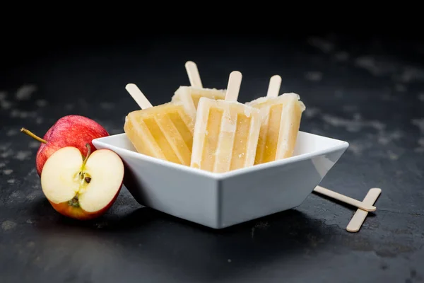 Świeży wykonane Popsicles Apple — Zdjęcie stockowe