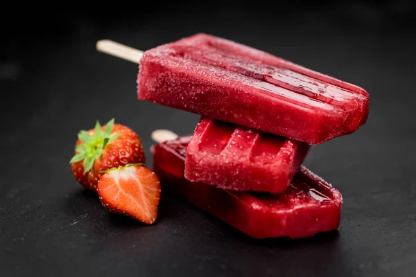 Hausgemachte Erdbeer-Eis am Stiel — Stockfoto
