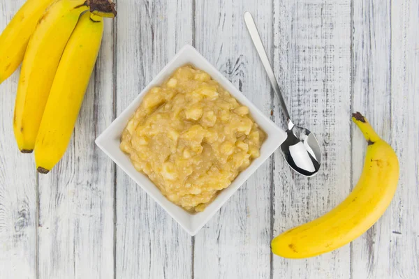 Geprakte bananen op een vintage achtergrond — Stockfoto