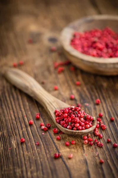 Portion frische rosa Pfefferkörner — Stockfoto