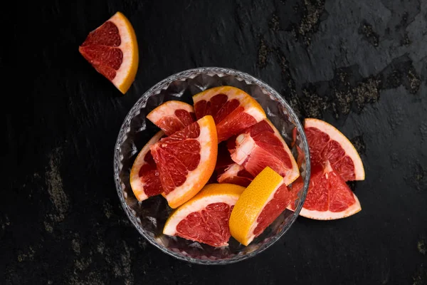 Gedeelte Van Gesneden Grapefruits Een Oude Leisteen Plaat Selectieve Aandacht — Stockfoto