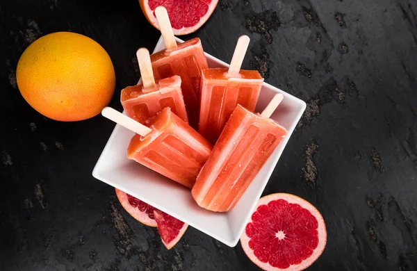 Niektóre Świeżo Wykonane Popsicles Grejpfruta Niektórych Świeżych Owoców Selektywny Fokus — Zdjęcie stockowe