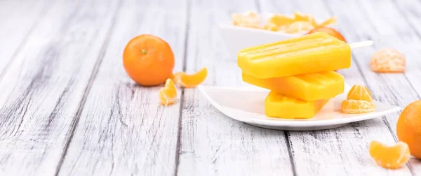 Domu Popsicles Tangerine Niektórych Świeżych Owoców Zbliżenie Tle Archiwalne — Zdjęcie stockowe