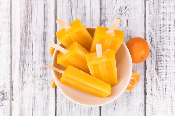 Hausgemachte Mandarinen Eis Stiel Mit Frischen Früchten Nahaufnahme Auf Vintage — Stockfoto