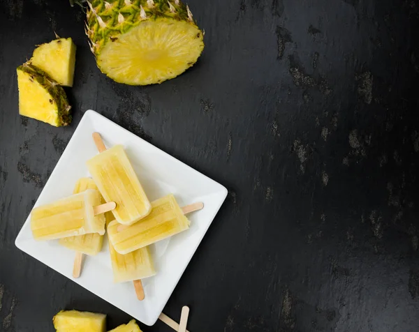 Niektóre Domowe Popsicles Ananas Wyostrzanie Tle Rustykalnym — Zdjęcie stockowe