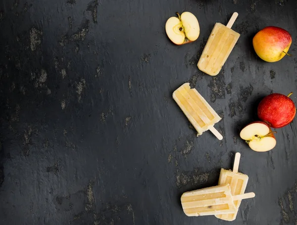 Łupek Płyty Niektóre Domowe Popsicles Apple Bliska Strzał Selektywnej Ostrości — Zdjęcie stockowe