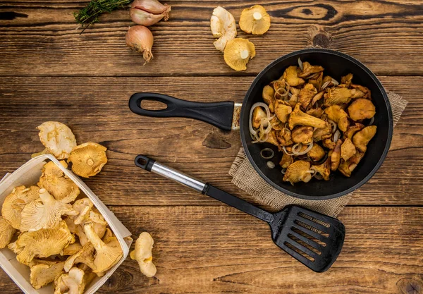 Fried Chanterelles Old Wooden Table Detailed Close Shot Selective Focus — Stock Photo, Image