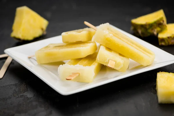 Hemmagjord Ananas Popsicles Skiffer Platta Selektivt Fokus Närbild — Stockfoto