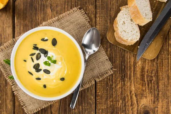 Hausgemachte Kürbissuppe Selektiver Fokus Auf Rustikalem Hintergrund Als Nahaufnahme — Stockfoto