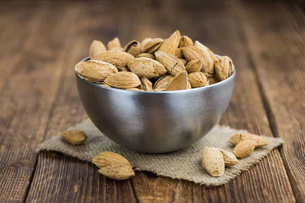 Amandes Coquille Rôties Salées Sur Fond Vintage Gros Plan — Photo