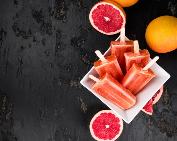Einige Hausgemachte Grapefruit Eis Stiel Mit Frischen Früchten Als Nahaufnahme — Stockfoto