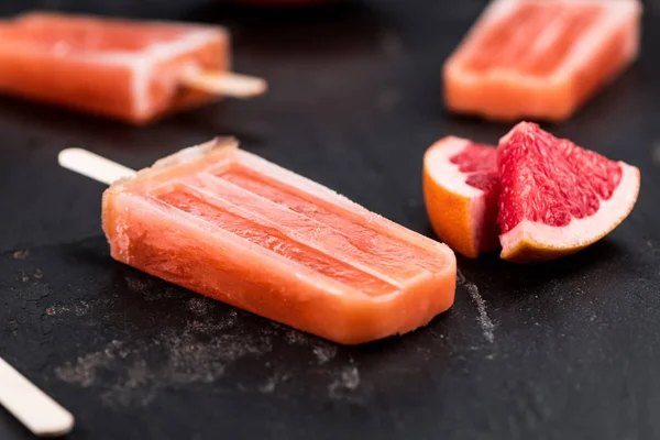 Schieferplatte Mit Frisch Zubereitetem Grapefruit Eis Selektiver Fokus Nahaufnahme — Stockfoto