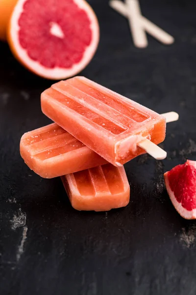 Some Freshly Made Grapefruit Popsicles Some Fresh Fruits Selective Focus — Stock Photo, Image